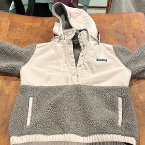 Patagonia Women's pullover Jacket - Blush and Gray